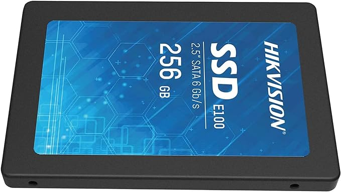Siyah Hikvision 256GB SSD. SSD, mavi bir etiket üzerinde markayı ve özellikleri gösterir.