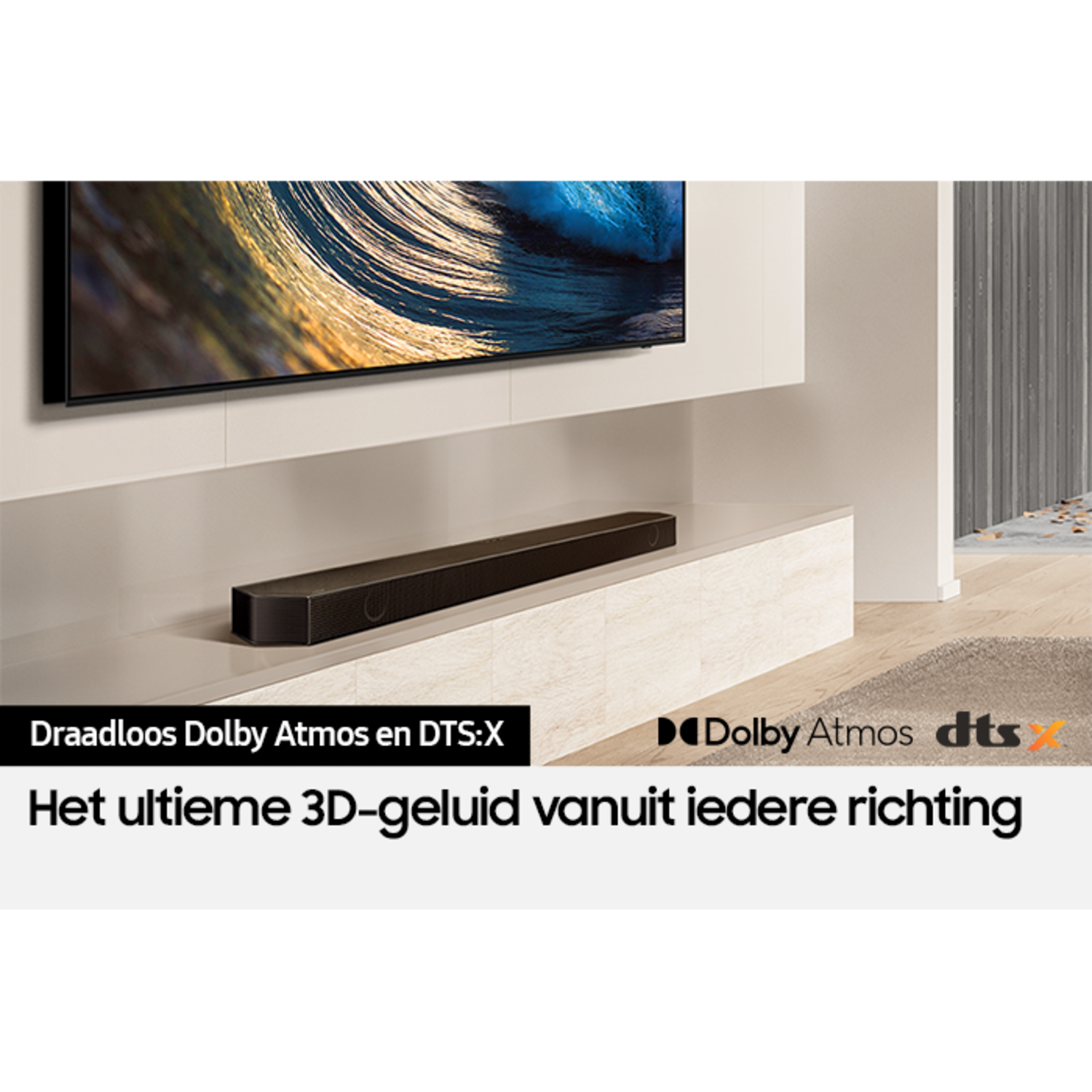 A black soundbar on a white shelf in front of a tv. Text in Dutch.