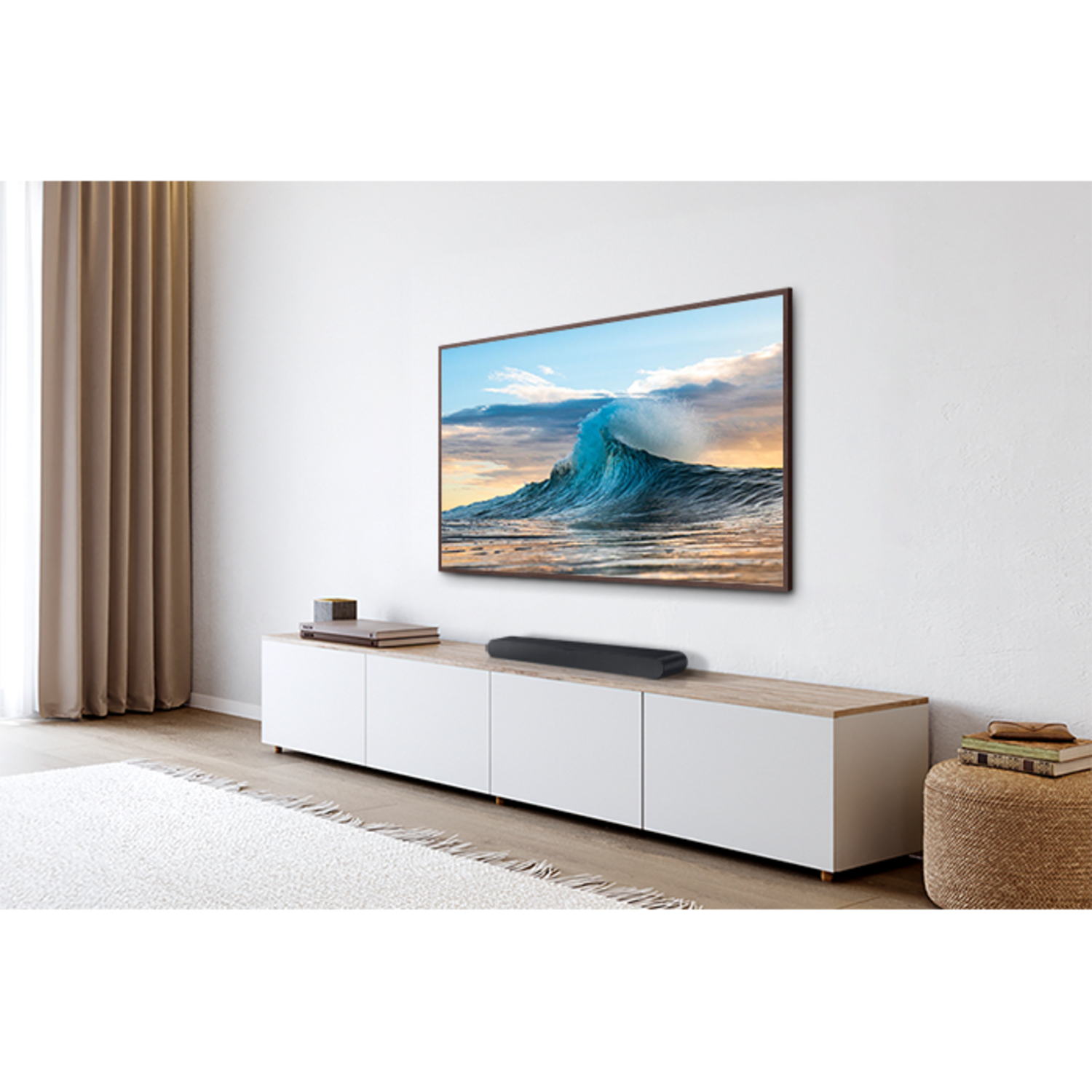 Een woonkamer met een tv aan de muur en een soundbar op de tafel.