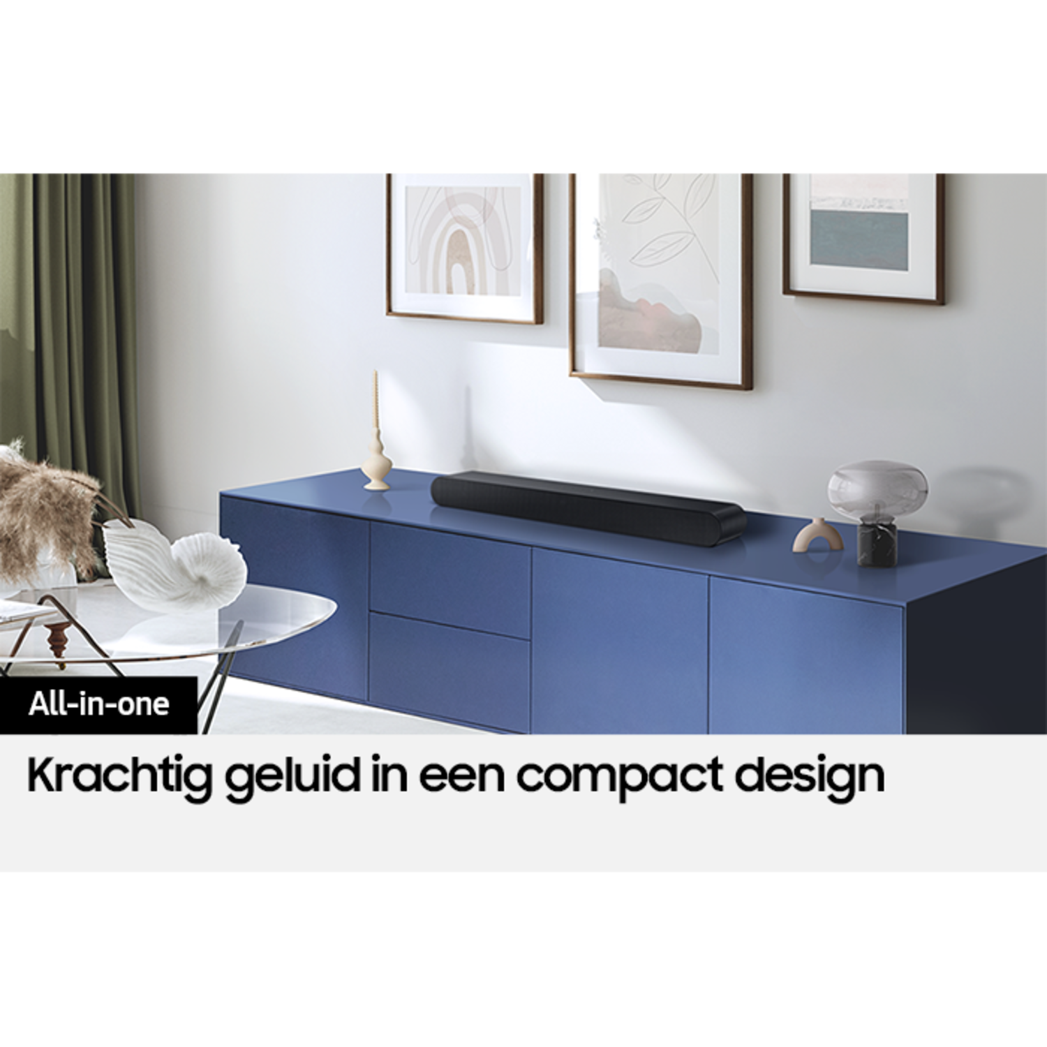 Blauwe kast met een zwarte soundbar erop, met de tekst 'All-in-one' en Nederlandse tekst.