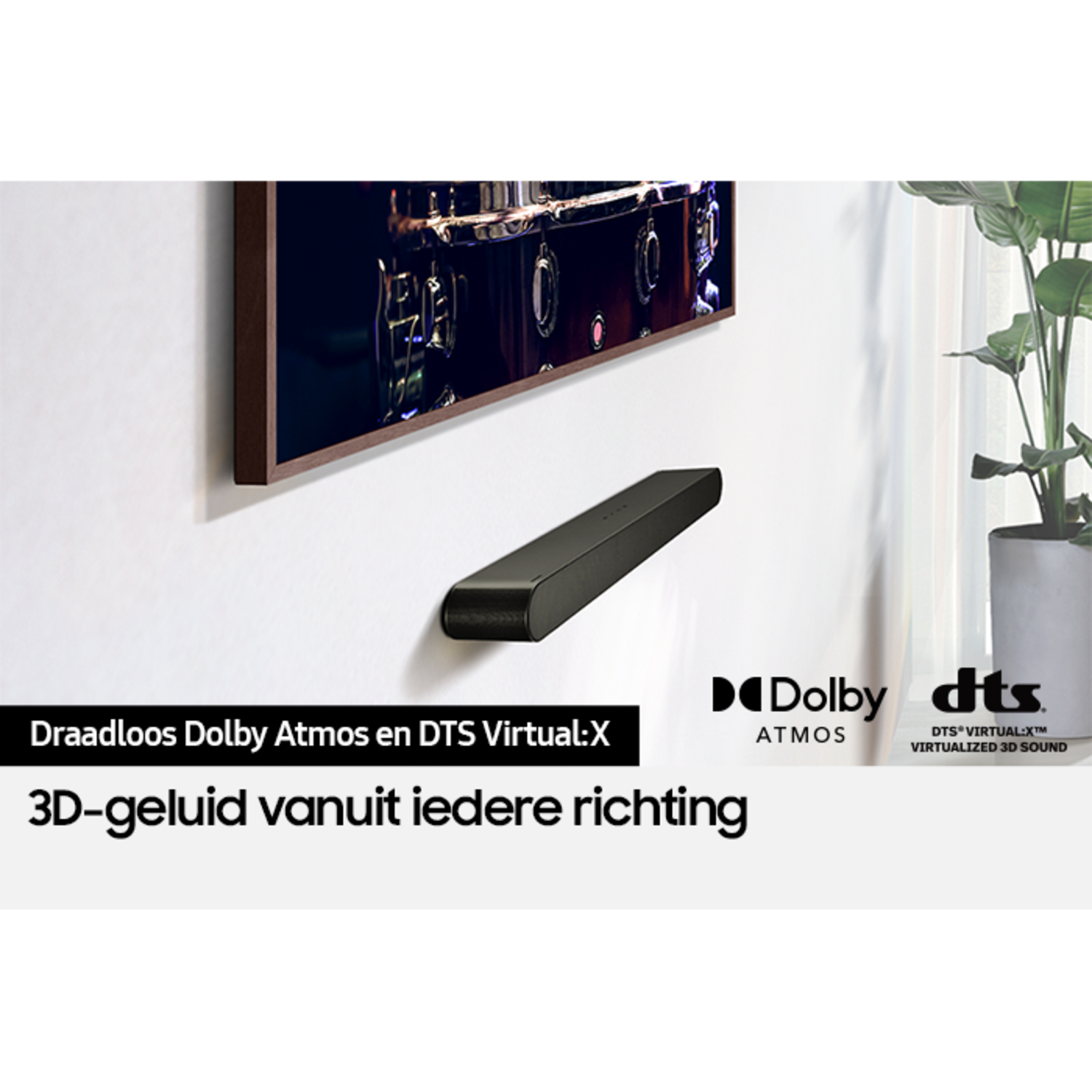 Soundbar aan een muur met tekst: Draadloos Dolby Atmos en DTS Virtual:X.