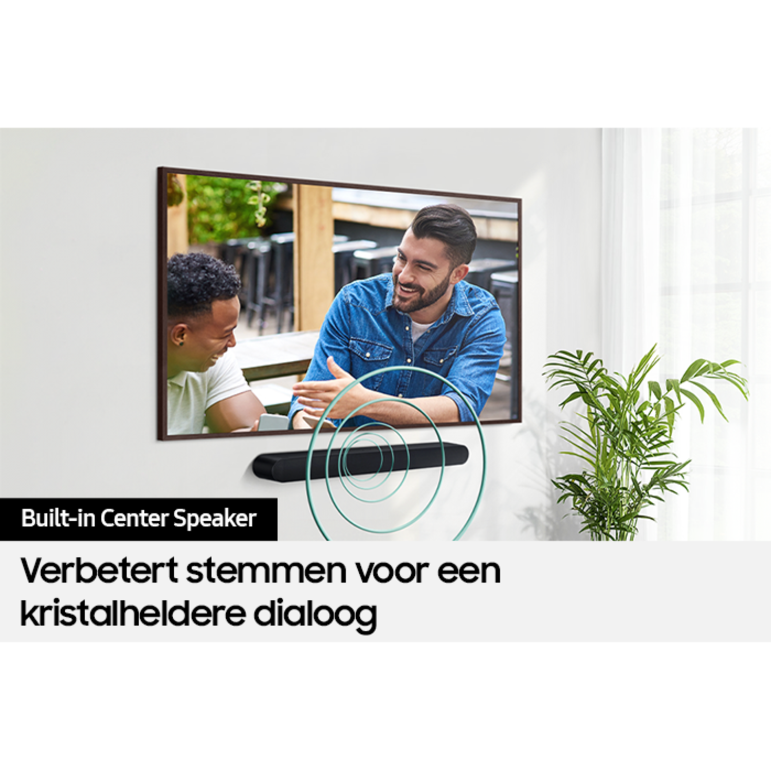 Twee mannen die naar een grote tv kijken met een ingebouwde center speaker op een witte muur.
