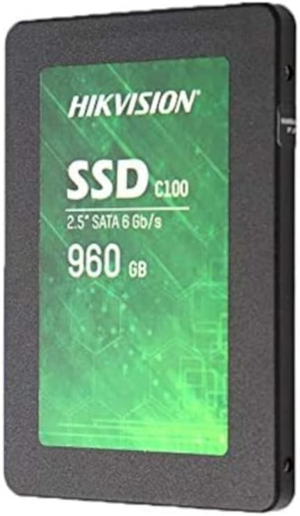 Siyah Hikvision SSD sürücüsü, özellikleri gösteren yeşil bir etiketle.