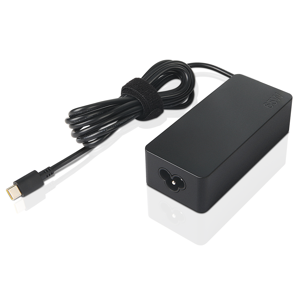 İki USB-C konektörlü siyah dizüstü bilgisayar güç adaptörü. Siyah kablo, bir cırt bant ile sarılmıştır.