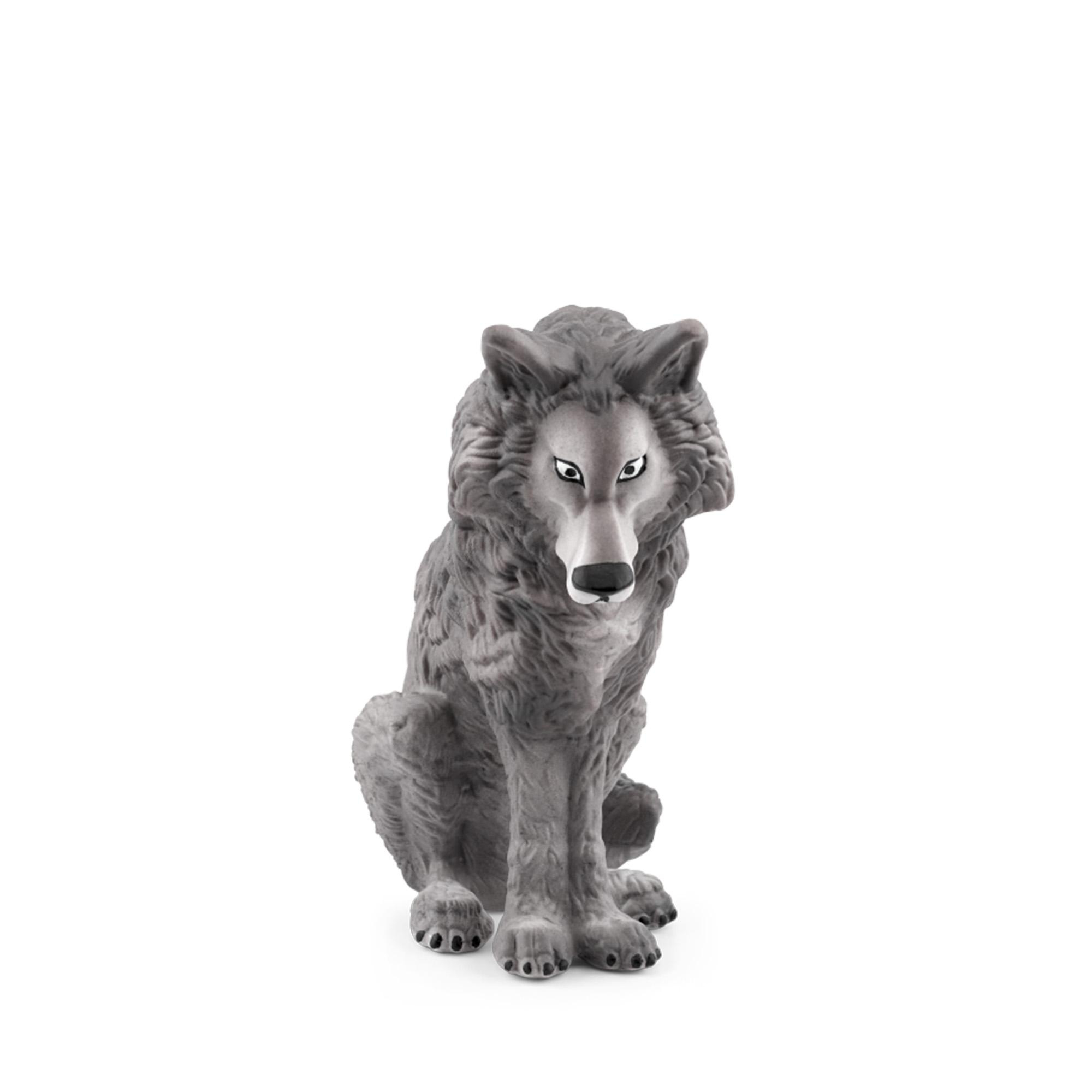 Eine graue Wolfsfigur sitzt, schaut nach vorne, auf weißem Hintergrund.