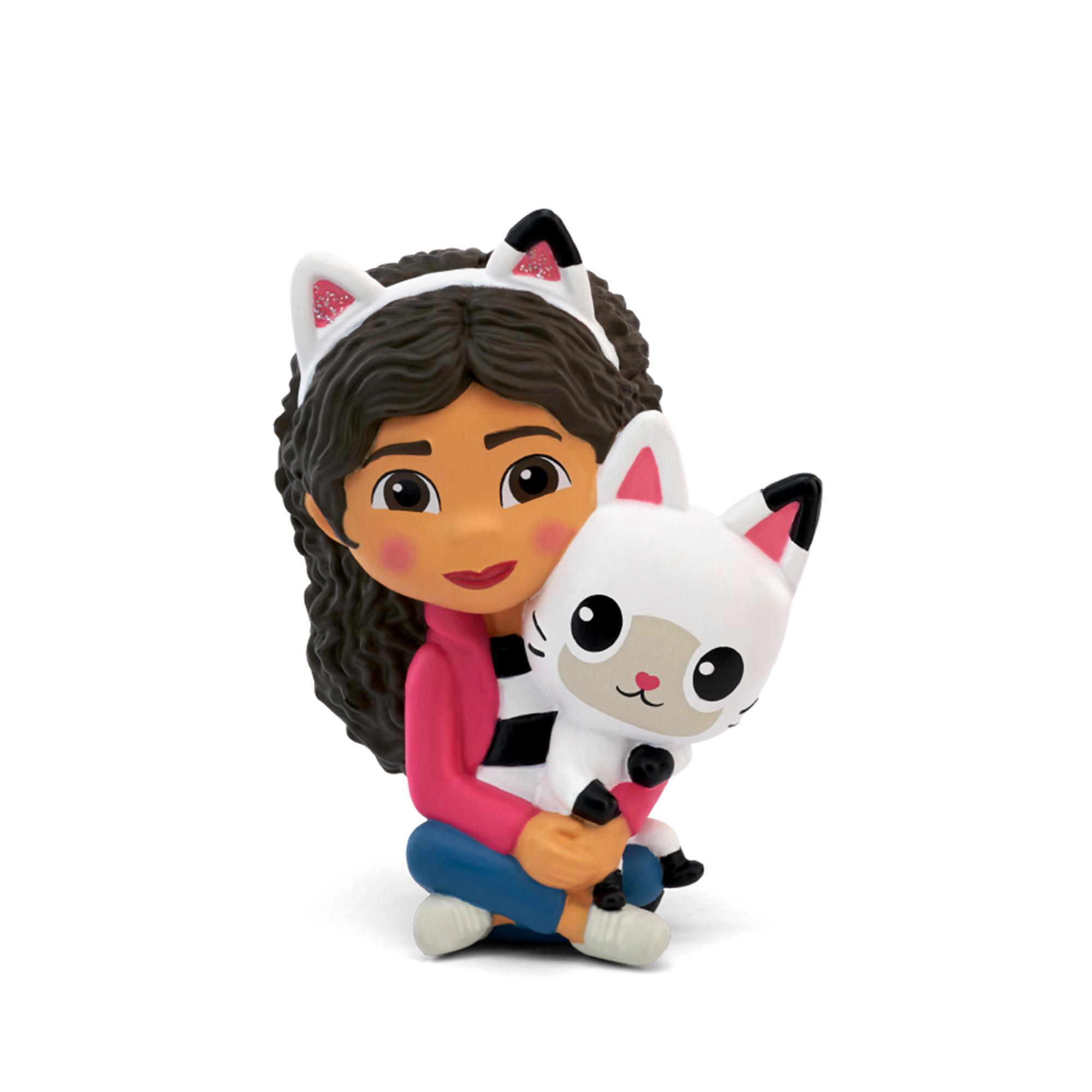 Ein Mädchen umarmt eine weiße Katzenfigur. Sie befinden sich auf weißem Hintergrund.