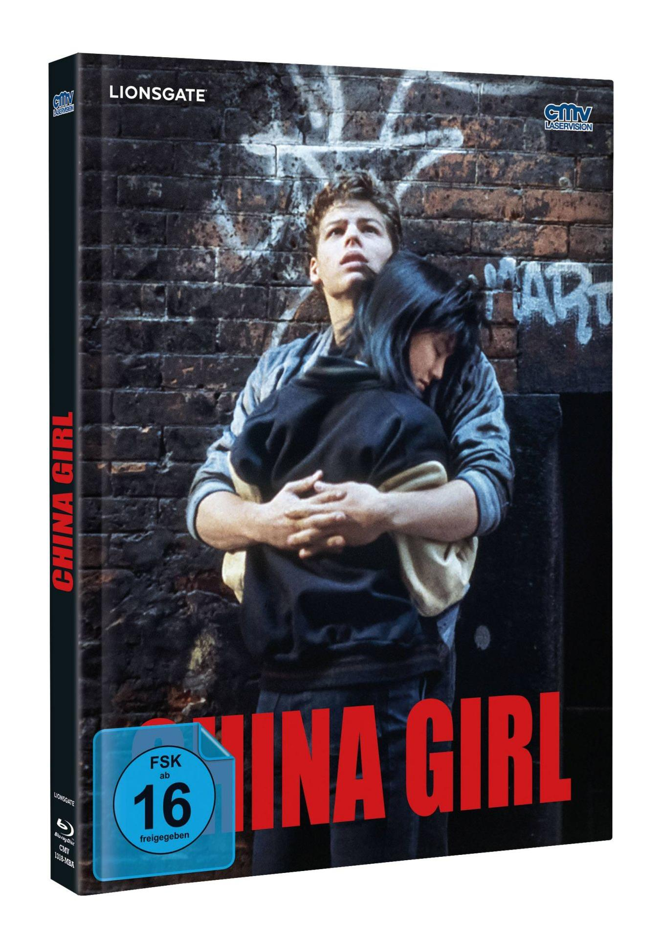 Filmcover von China Girl. Zwei Personen umarmen sich. Backsteinmauer-Hintergrund.