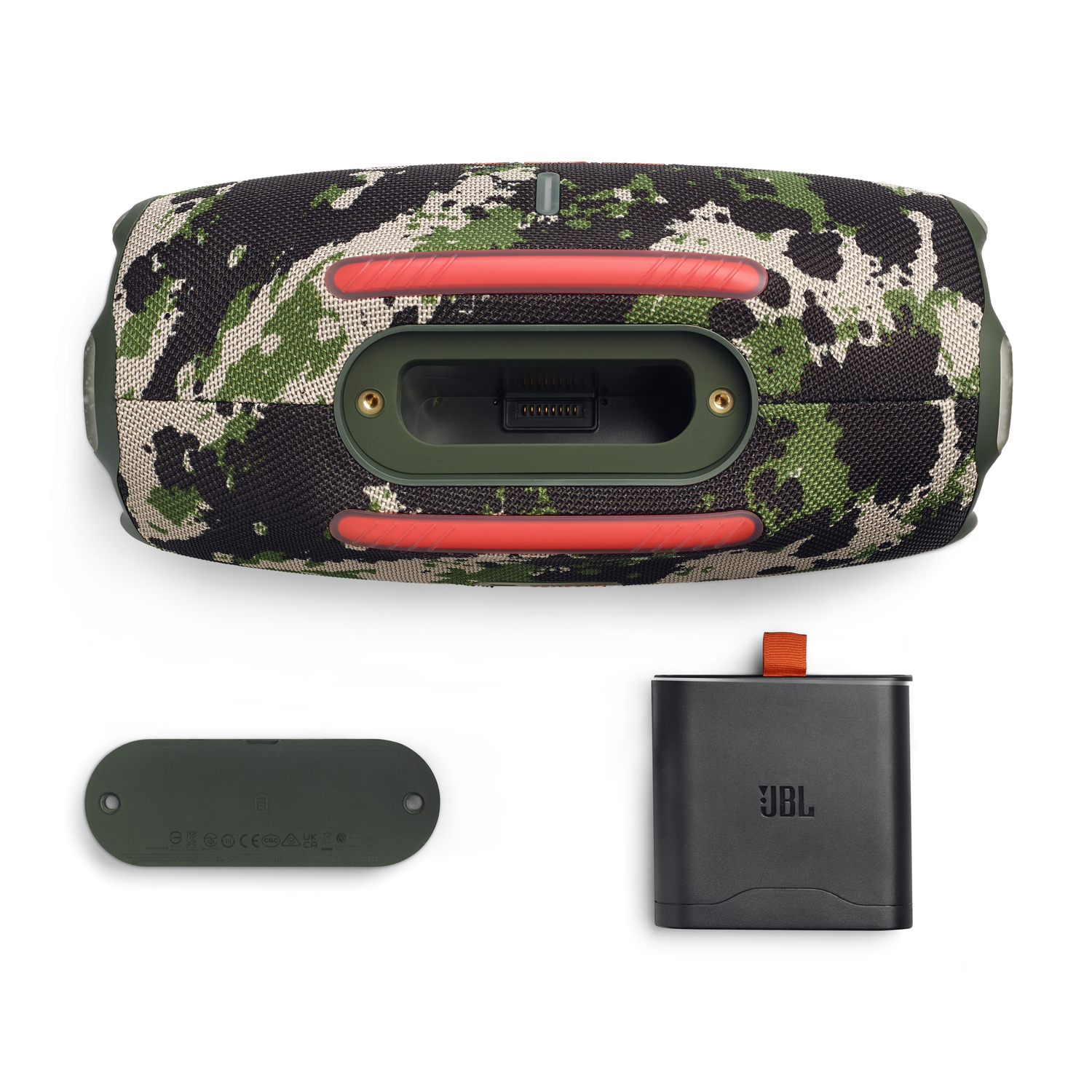 Een camouflage JBL-luidspreker met een extra batterij en achterkant op een witte ondergrond.
