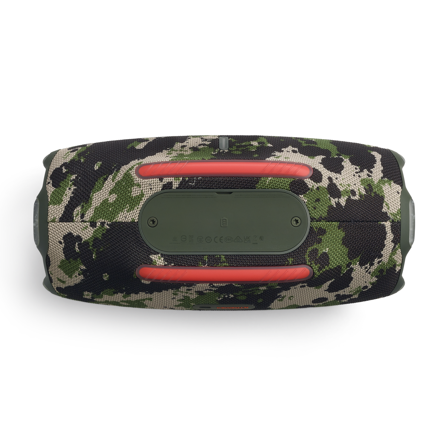 Camouflage speaker met rode accenten. Onderaanzicht met knoppen en logo's, witte achtergrond.