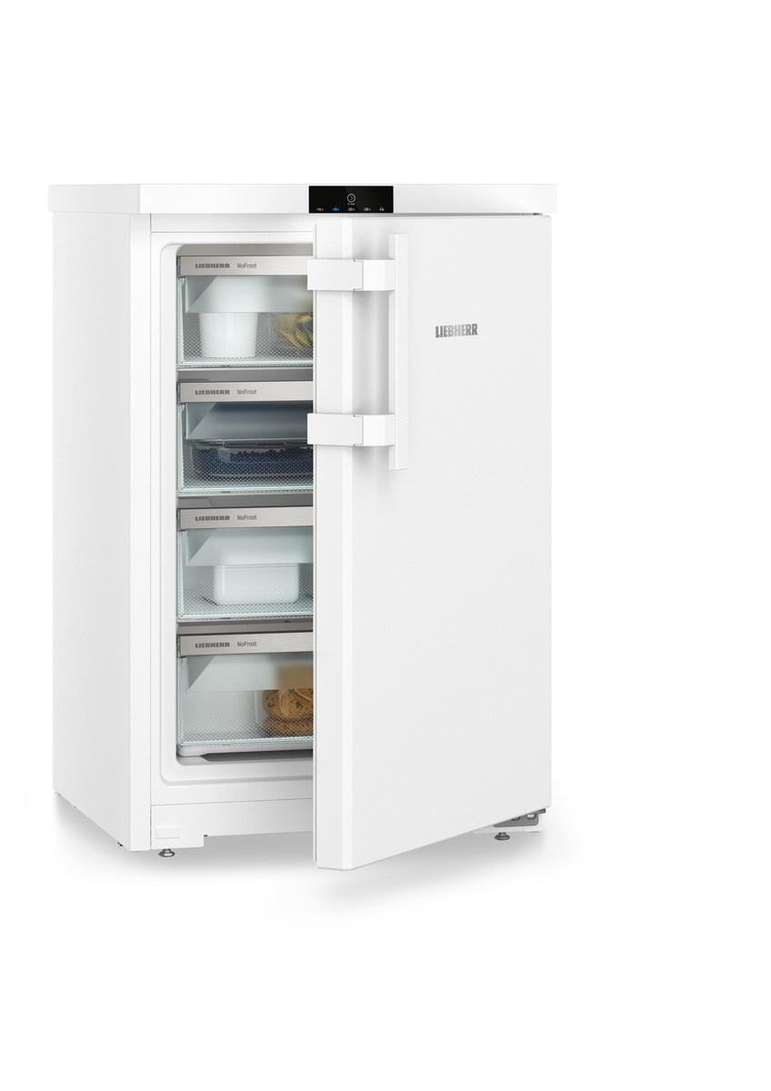 Weißer Kühlschrank, Tür angelehnt, Innenregale mit Inhalt.