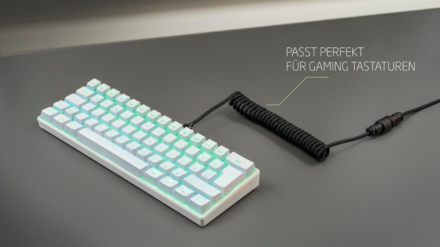 Eine weiße Tastatur mit beleuchteten Tasten. Ein schwarzes Spiralkabel verbindet sie mit dunkler Oberfläche.