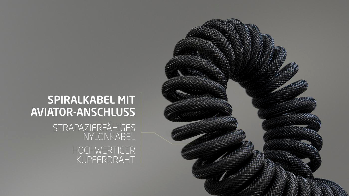 Nahaufnahme eines schwarzen, gewendelten Spiralkabels mit Luftfahrtstecker. Text beschreibt das Kabel.