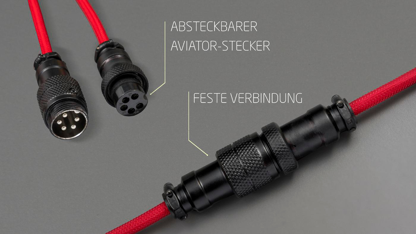 Schwarze Stecker mit rotem Kabel. Ein Stecker offen, der andere verbunden.