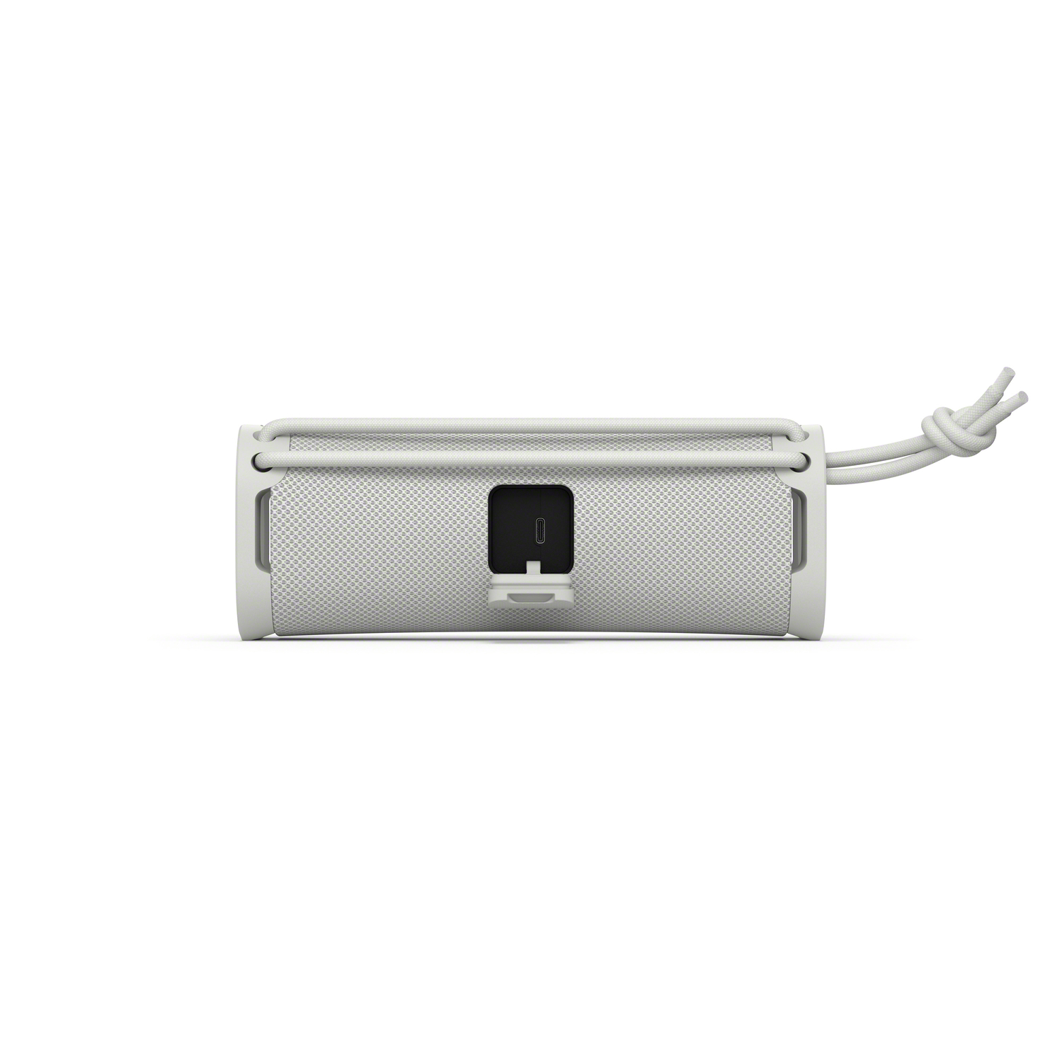 Un petit haut-parleur blanc avec une sangle et un port de charge sur fond blanc.