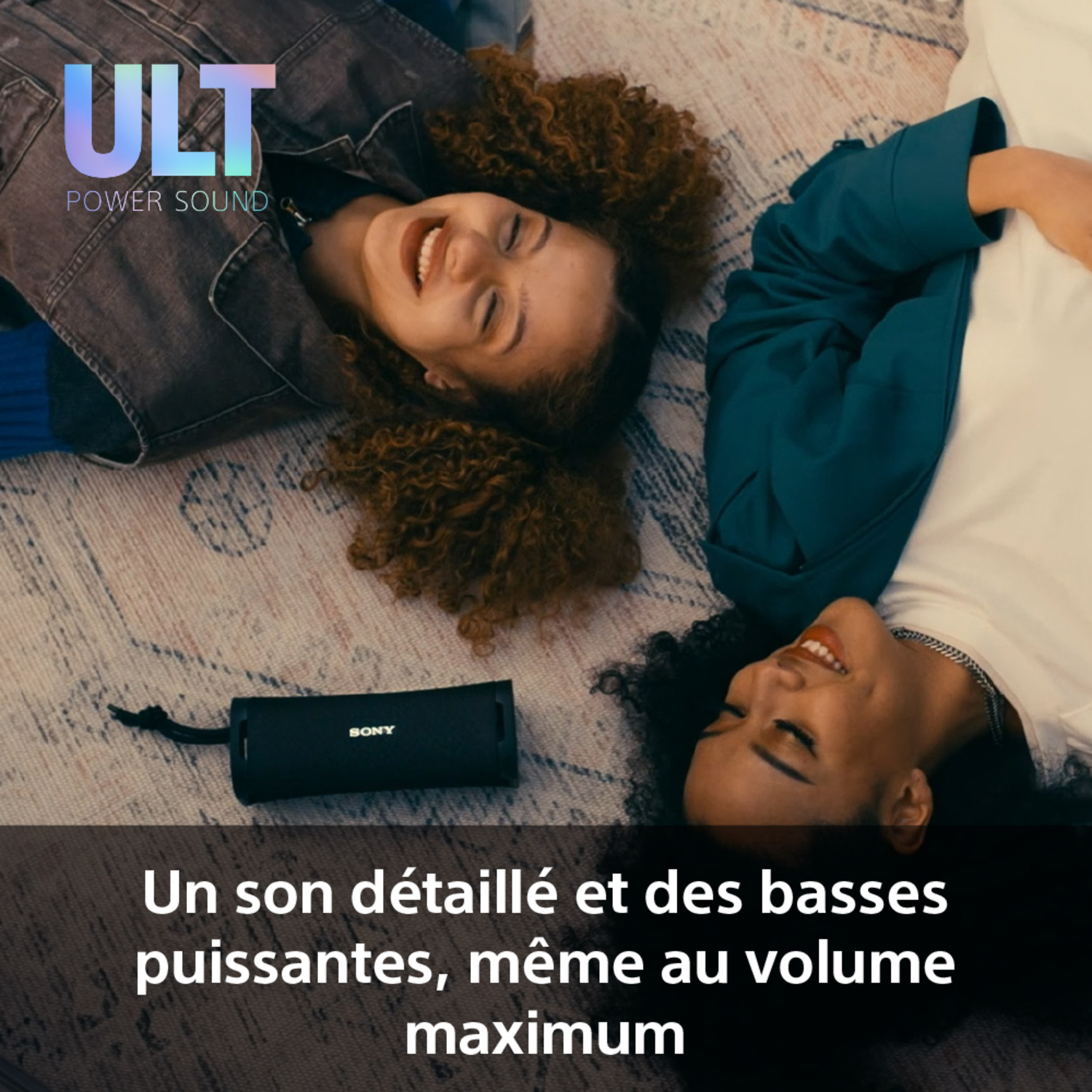 Deux femmes souriantes près d'un haut-parleur noir, texte : 'ULT POWER SOUND'.
