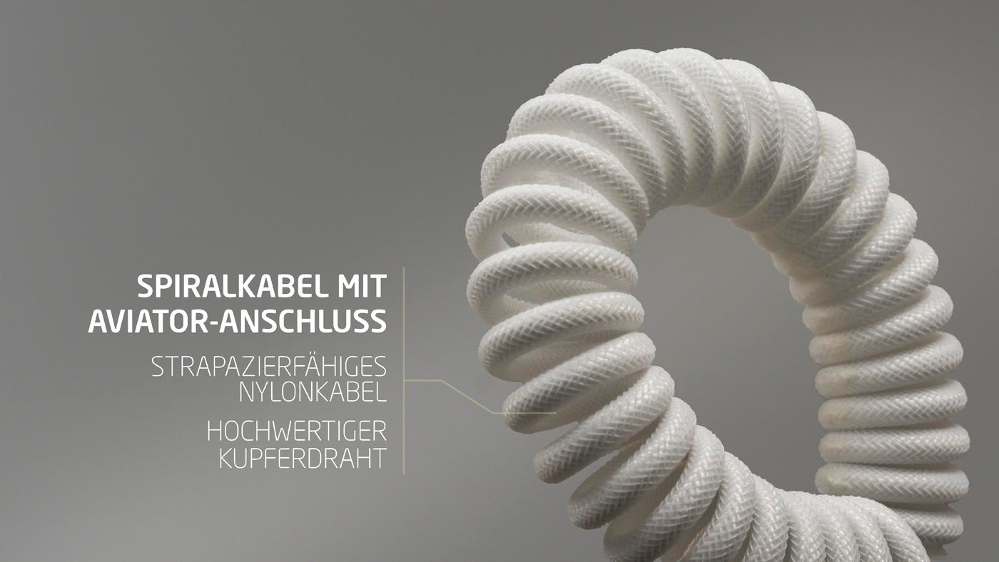 Ein weißes Spiralkabel mit Aviator-Anschluss. Das Kabel ist dick und gewickelt.