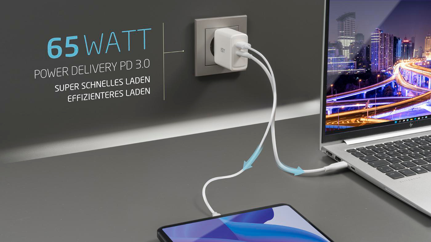 Ein weißes Ladegerät, das an einer Wand angeschlossen ist, mit einem Laptop und einem Tablet verbunden.