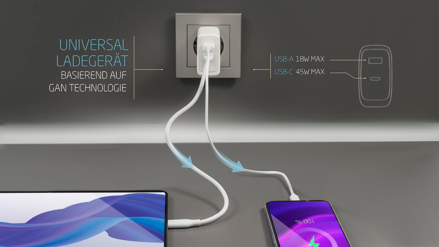 Weißes Ladegerät in der Steckdose mit zwei angeschlossenen Telefonen.