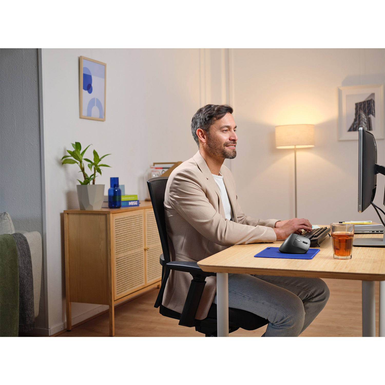 Un uomo che lavora a una scrivania con un computer.