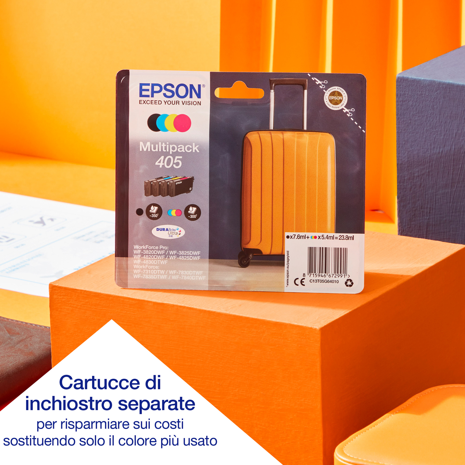 Cartucce d'inchiostro Epson. Una valigia gialla è sullo sfondo.