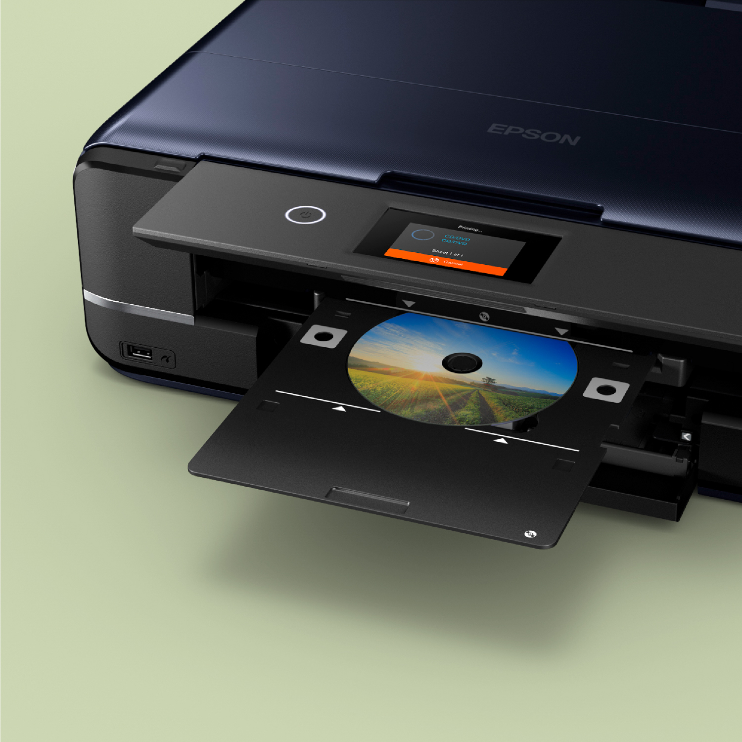 Stampante Epson con vassoio CD aperto, che mostra un CD con una scena naturale. Lo schermo è acceso.