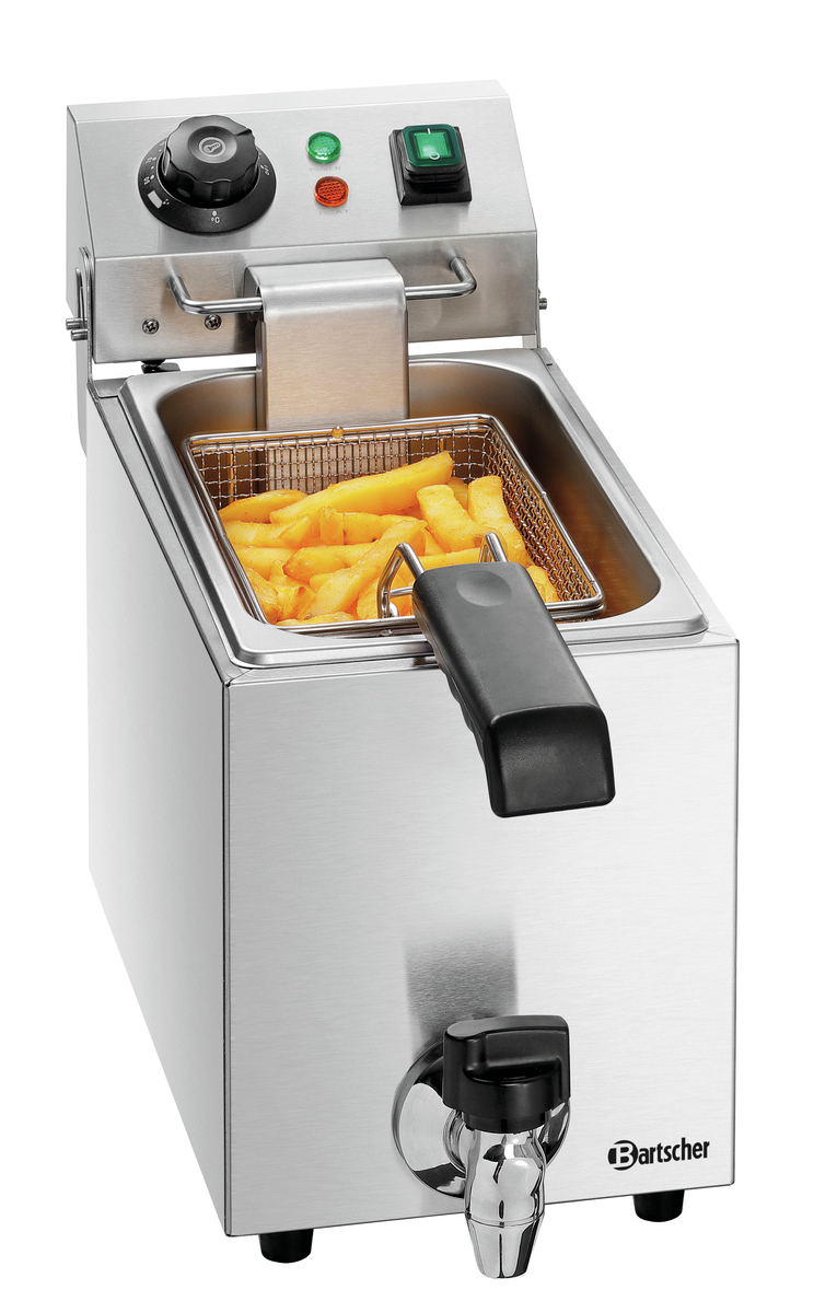 Edelstahl-Fritteuse mit Pommes Frites im Korb. Sie hat ein Bedienfeld oben und einen Wasserhahn unten.