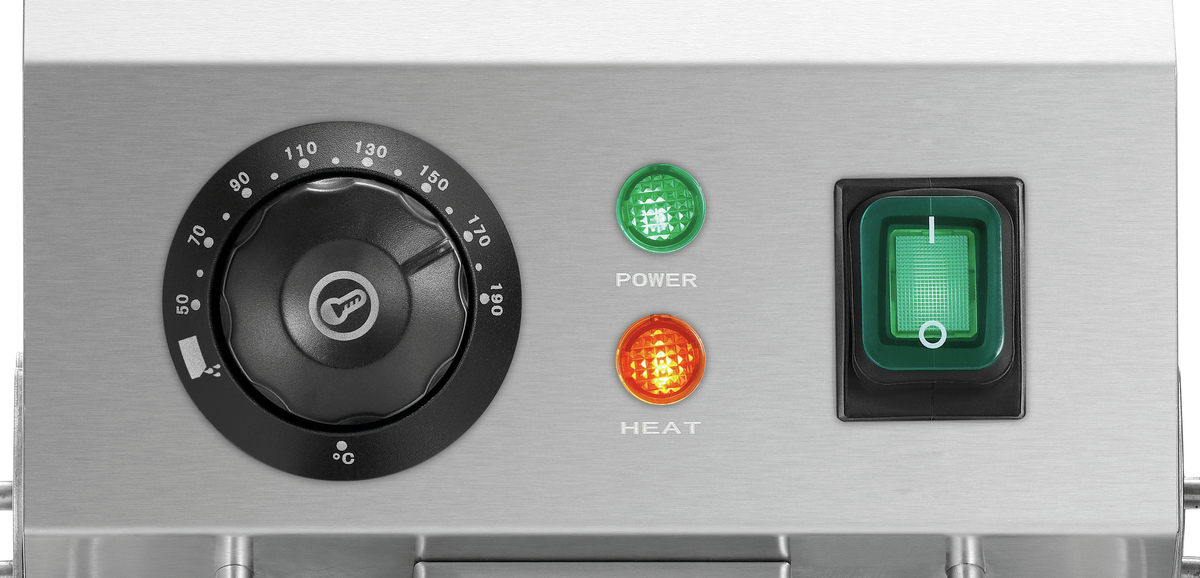 Edelstahlplatte mit Drehknopf, zwei Lichtern und einem Schalter. Der Drehknopf ist schwarz, die Lichter zeigen 'Power' und 'Heat'.