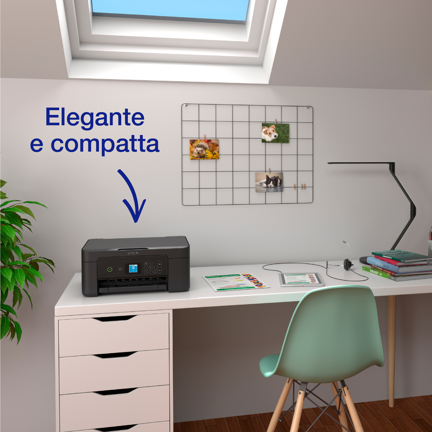 Configurazione ufficio: Stampante, scrivania con documenti e un monitor, con lucernario sopra.