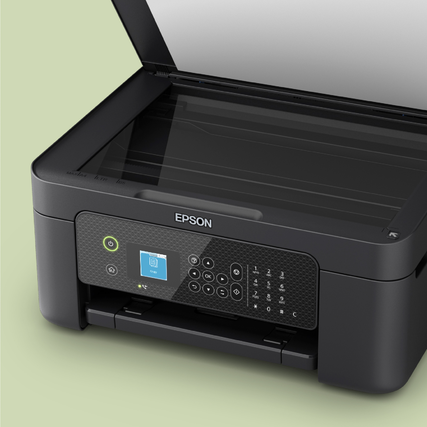 Una stampante Epson nera aperta su uno sfondo verde chiaro.