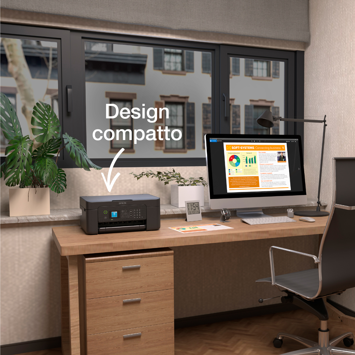 Una stampante su una scrivania in un ambiente ufficio con una finestra e un monitor del computer.