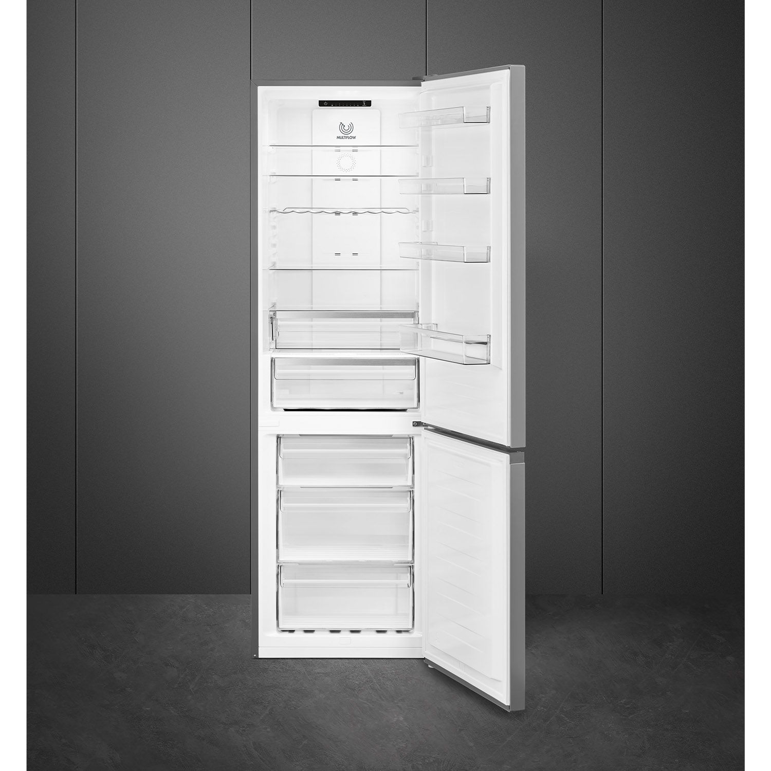 Frigorifero bianco con porta aperta che mostra ripiani, cassetti e scomparti.