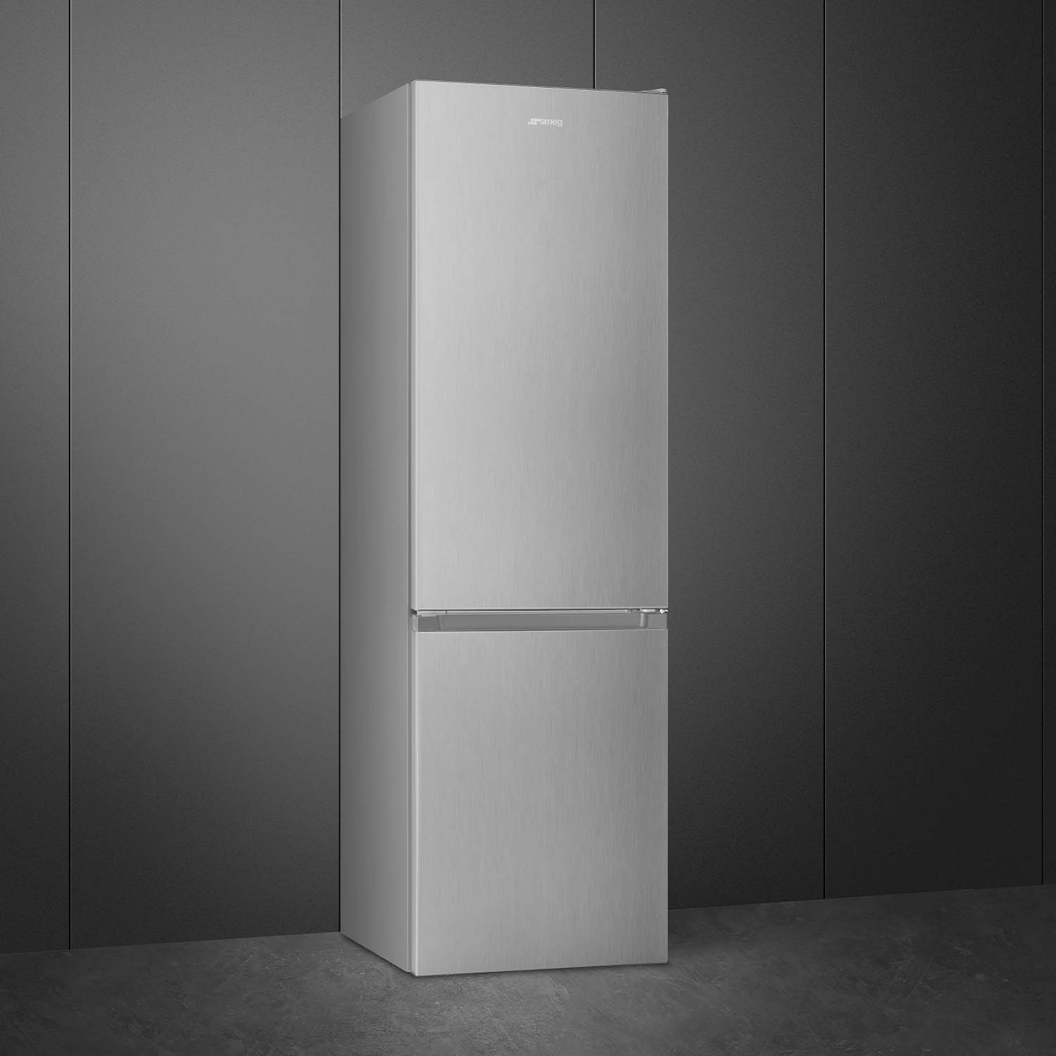 Un frigorifero Smeg argento contro un muro grigio scuro. Il frigorifero è alto ed elegante, con due porte.