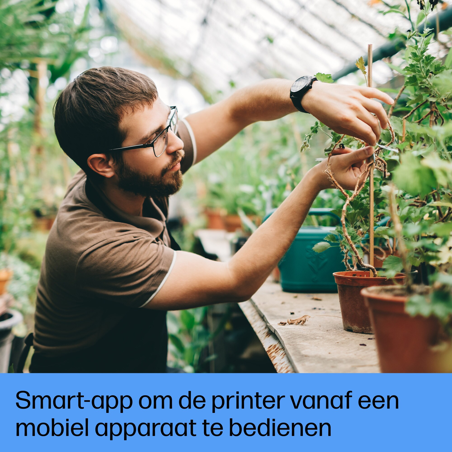 Man in a greenhouse tending plants, with text in Dutch about operating a printer.