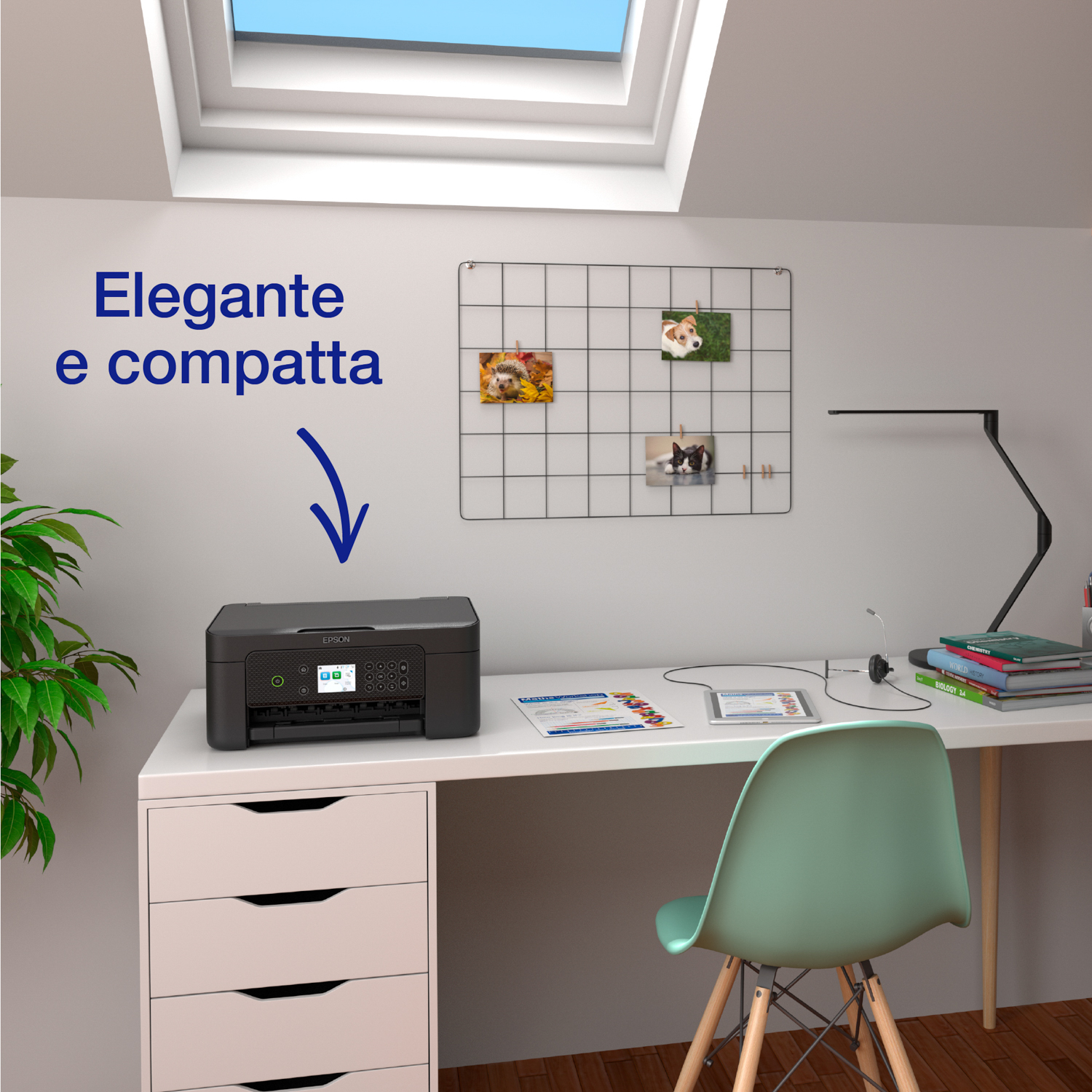 Una stampante nera su una scrivania bianca. Una sedia verde davanti. Finestra sopra.