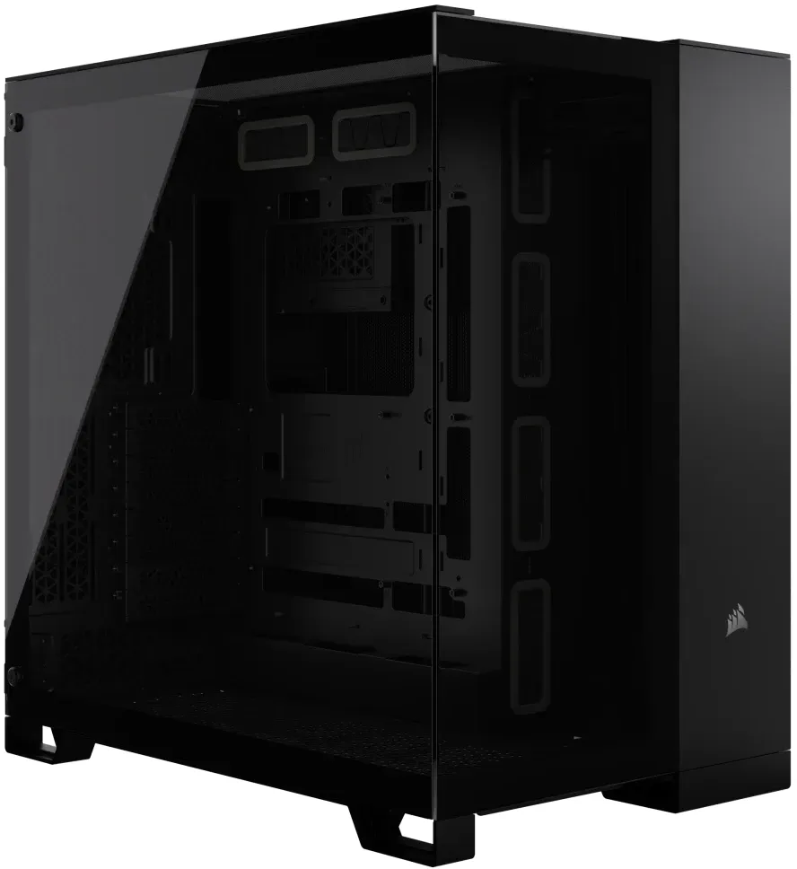 Ein schwarzes Computergehäuse mit Glasseitenwand, schräge Ansicht.