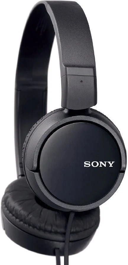 Fekete Sony fejhallgató. Fekete fülkagylók és fejpánt. Fehér háttér.