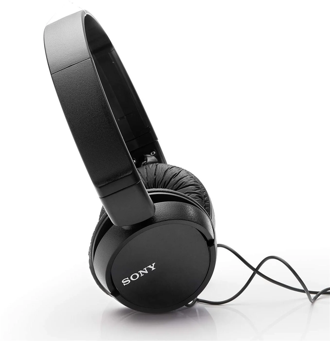 Fekete fejhallgató fehér háttér előtt. A "SONY" szó látható a fülkagylón.