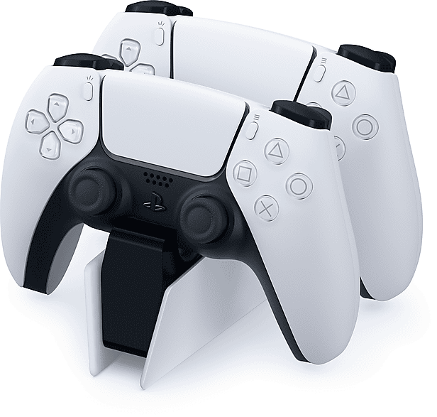 Két fehér PlayStation 5 vezérlő egy fehér töltőállványon.