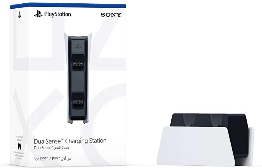 Egy PlayStation DualSense töltőállomás és doboz. A doboz a töltőt és egy kontrollert mutat.