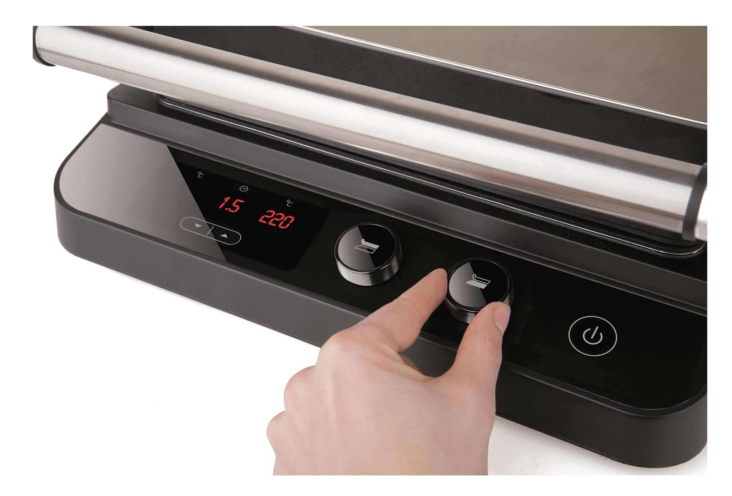 Zbliżenie grilla z osobą regulującą ustawienia.