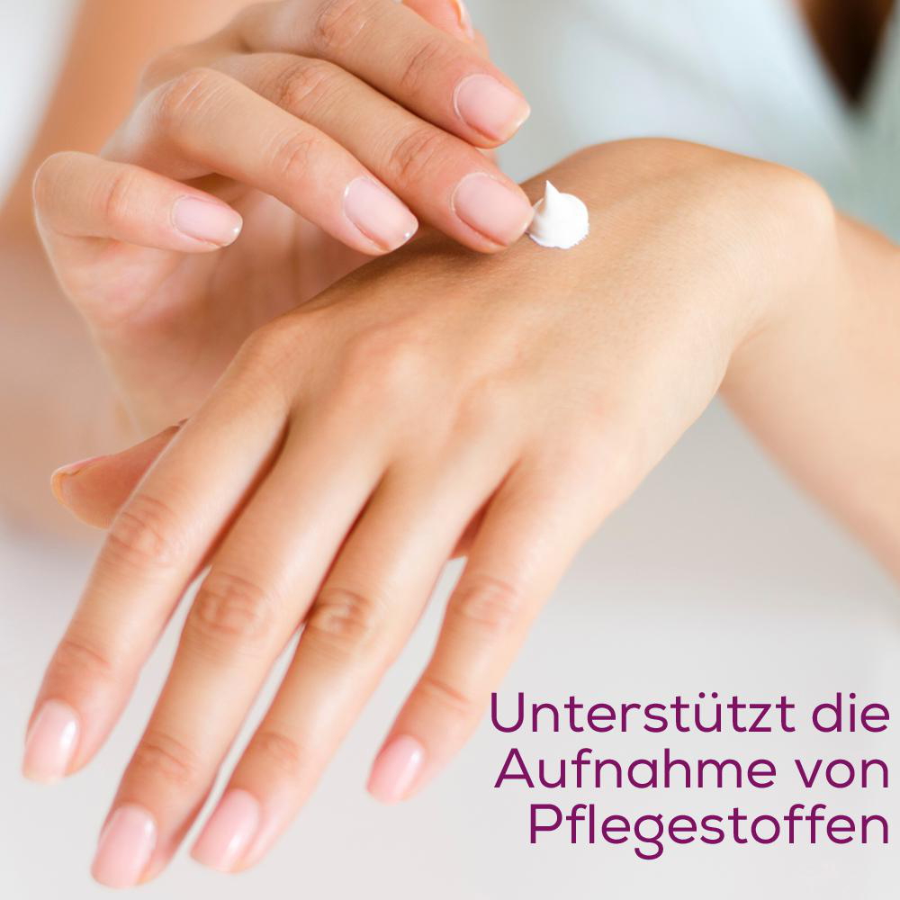 Hand mit Creme, Text darunter: 'Unterstützt die Aufnahme von Pflegestoffen'.