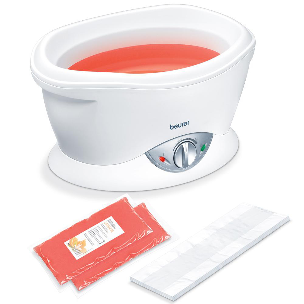 Weißes Fußbad mit orangener Flüssigkeit, zwei roten Packungen und einem weißen Pad.
