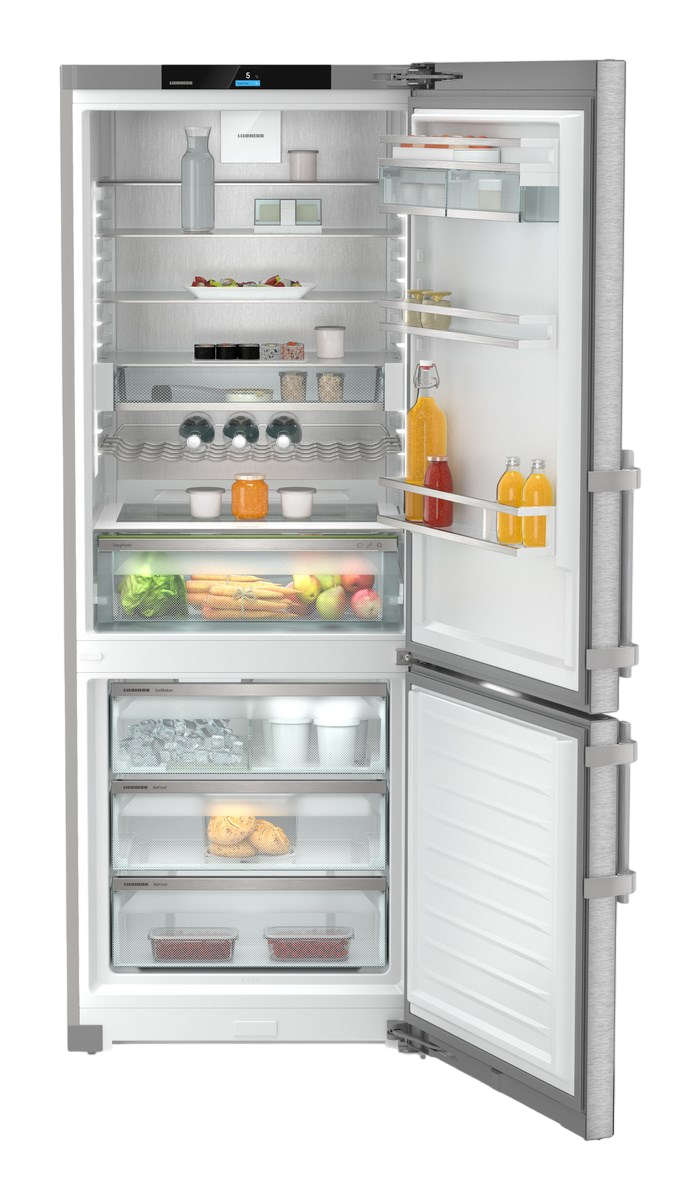Kühlschrank mit offener Tür, zeigt Regale mit Essen und Getränken. Weißer Hintergrund.