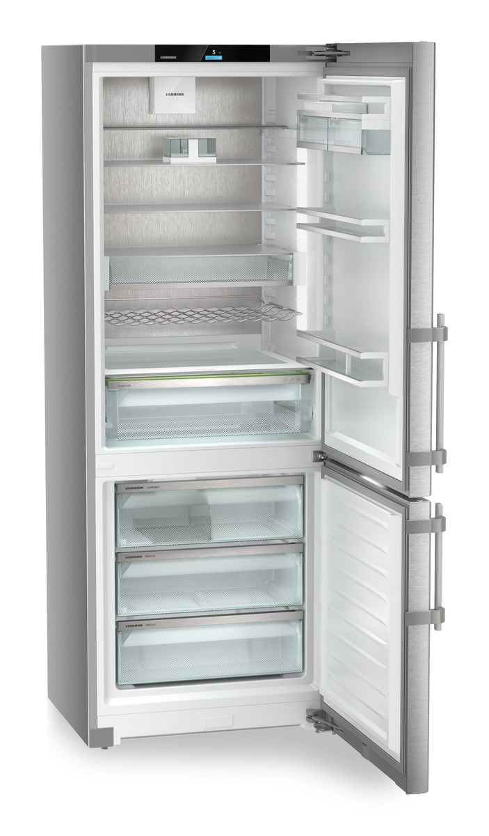 Silberner und weißer Kühlschrank mit geöffneter Tür, die Regale zeigt.