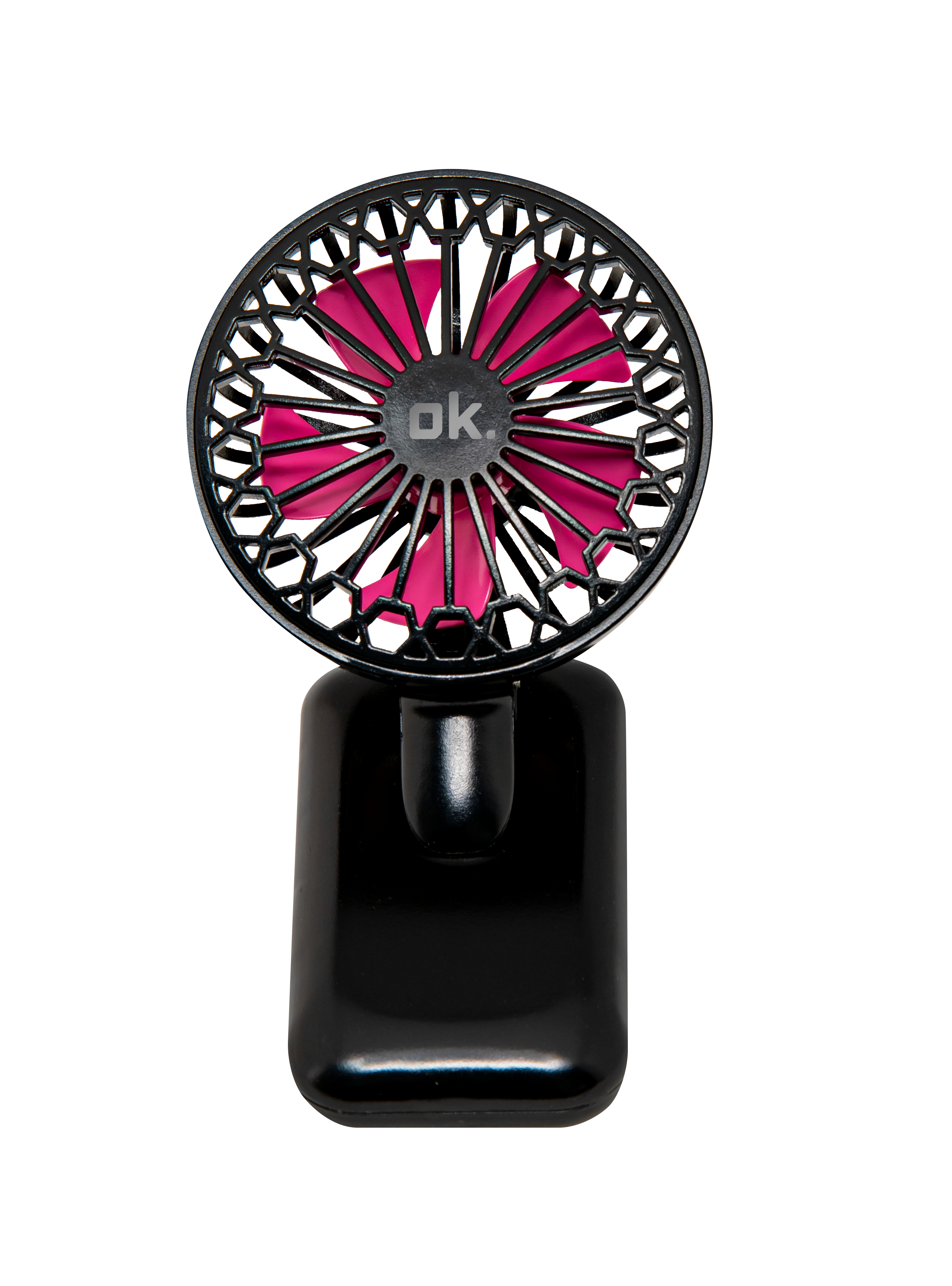 Ein schwarzer tragbarer Ventilator mit rosa Flügeln, nach oben geneigt, vor weißem Hintergrund.