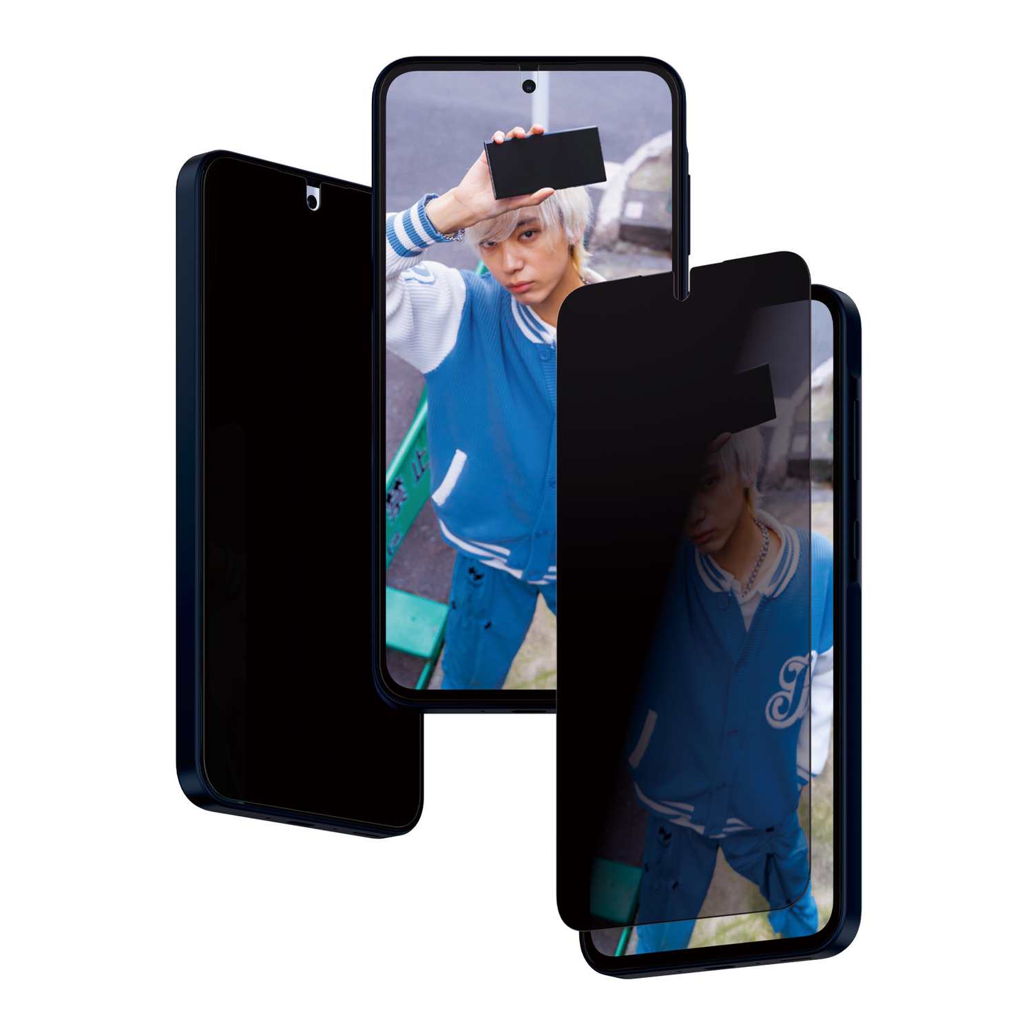 Drie zwarte smartphones, één toont een persoon die een zwarte kaart vasthoudt, tegen een buitenscène.