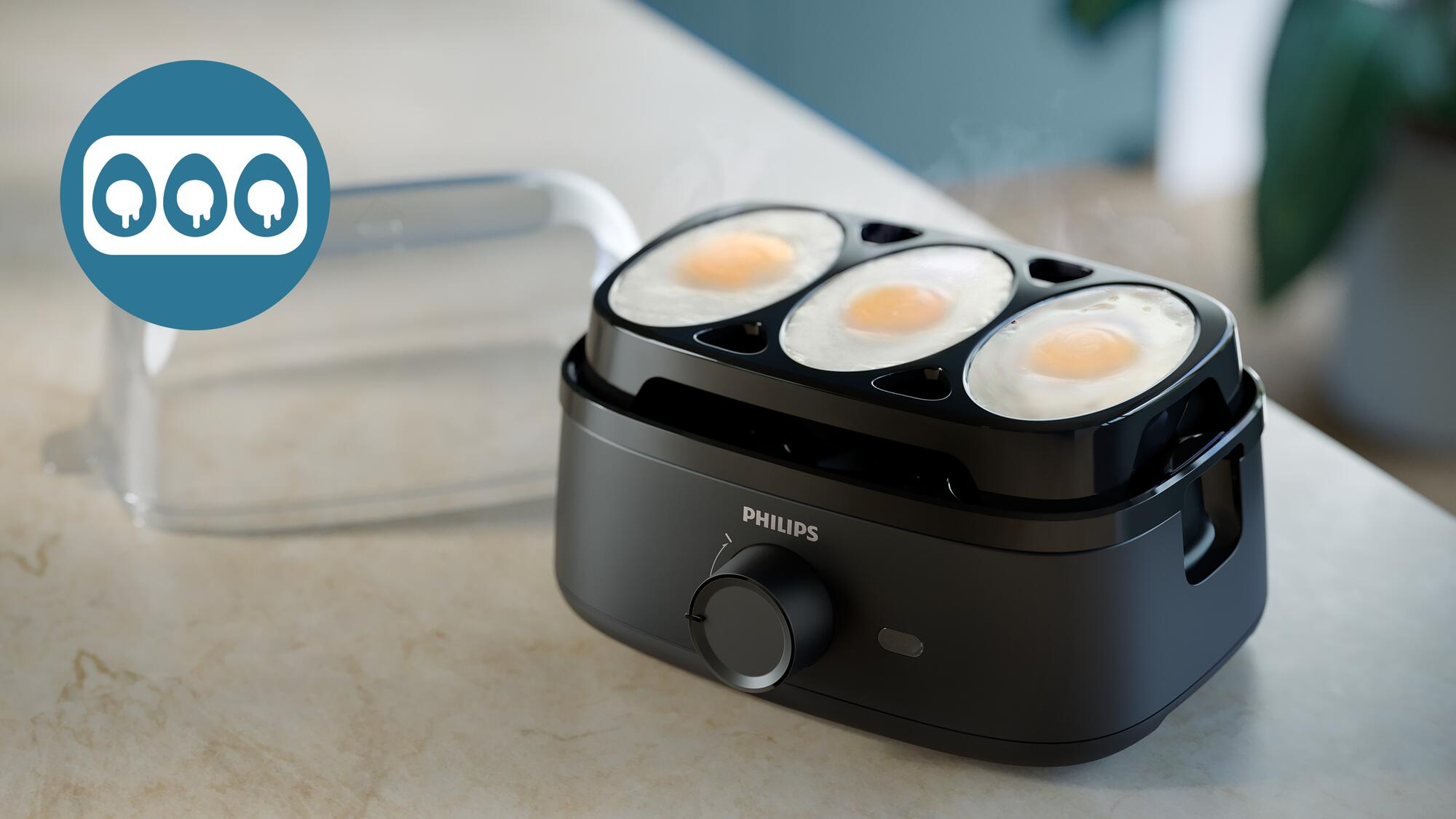 Una cocedora de huevos con tres huevos cocidos. Una tapa está a la izquierda. Una encimera está en la escena.