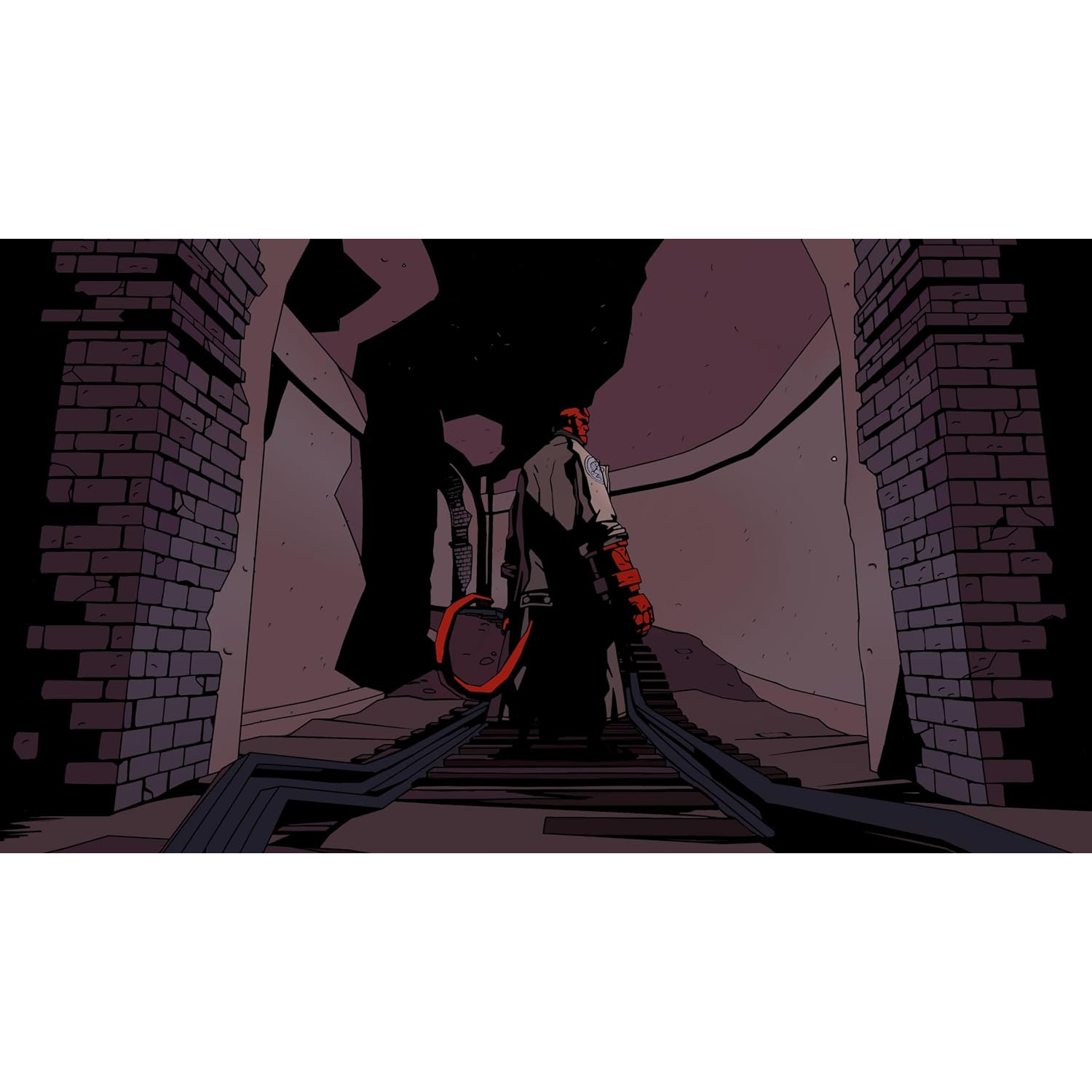 Hellboy in een jas staat in een donkere tunnel met een rode ring. Bakstenen muren.