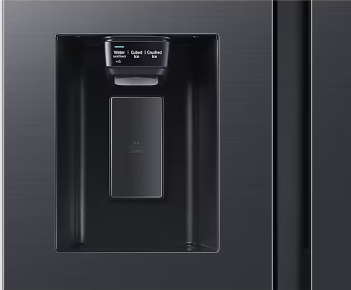 Zbliżenie na dozownik wody i lodu czarnej lodówki.