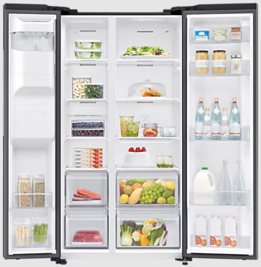 Otwarta lodówka z różnymi produktami spożywczymi na półkach.